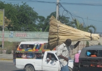 8 au depart de Port au Prince ,transport de balais de rue